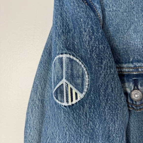 Levi’s Distressed Peace Sign Embroidered Oversized Denim Jean Trucker Jacket - Picture 4 of 11